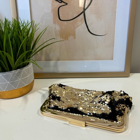 Traces Ellis Roses for JCP Sequin Clutch - Picture 2 of 5